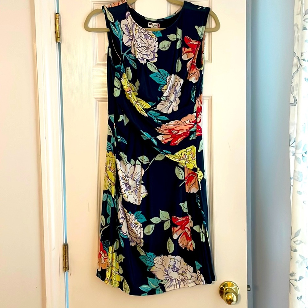 Floral dress with stretch and ruching. Kut from the Kloth Brand Size M